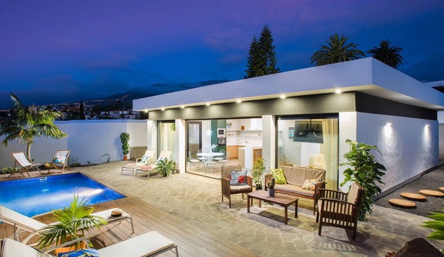 Walk to center Private Villa & Private Pool, BBQ, walk to town!