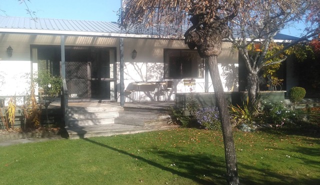 Warrington, Blueskin Bay, close to Dunedin, cosy home close to the beach and bay