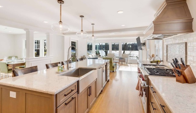 Watch Eagles Soar at RiverBend: Waterfront Luxury suites, gourmet kitchen Fast WiFi