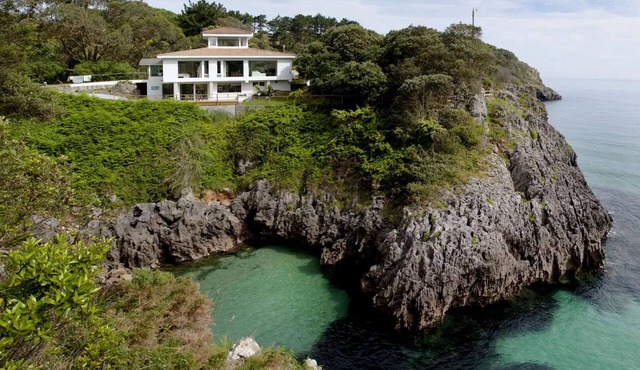 Wishome—A dreamy private villa overlooking the sea, with a pool