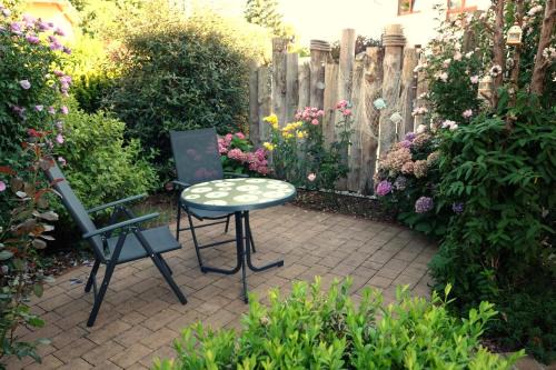Wohlfühloase mit Terrasse im Garten & Privatparkplatz