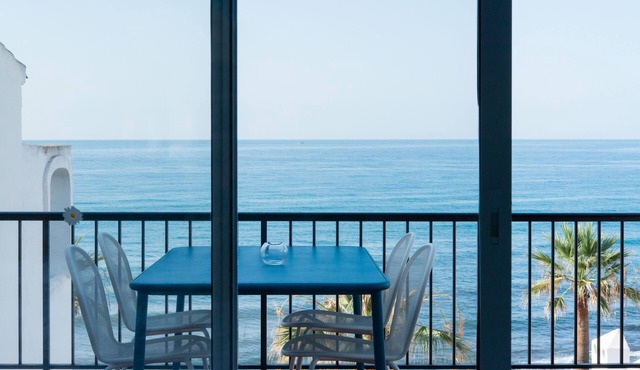 Wonderful apartment first line by the sea with breathtaking view for 2