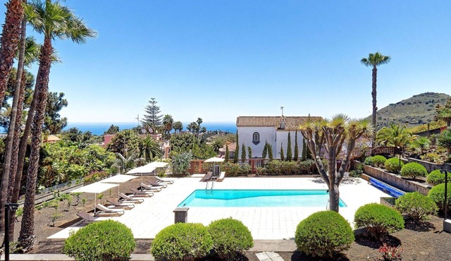 Wonderful private villa for 10 guests with WIFI, A/C, private pool, TV, patio and pets allowed
