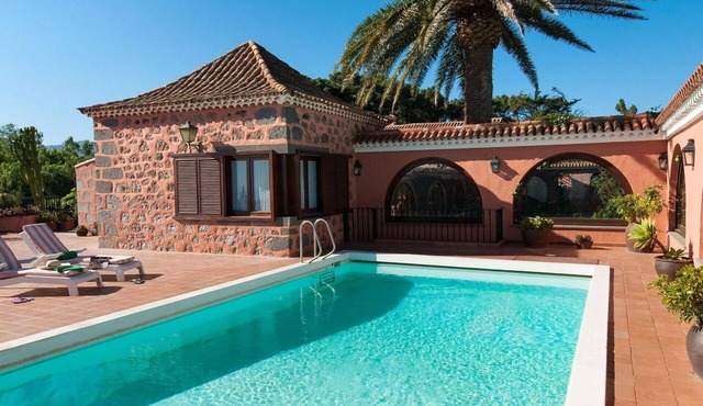 Wonderful private villa for 10 people with private pool and TV