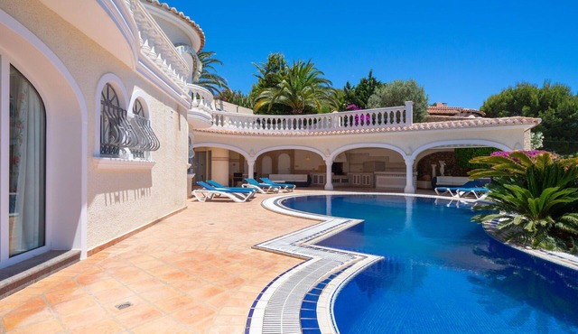 Wonderful private villa for 8 people with hot tub, WIFI, A/C, private pool, TV and patio
