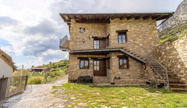'Xisqueta' Apartment with Mountain Views, Private Garden and Wi-Fi