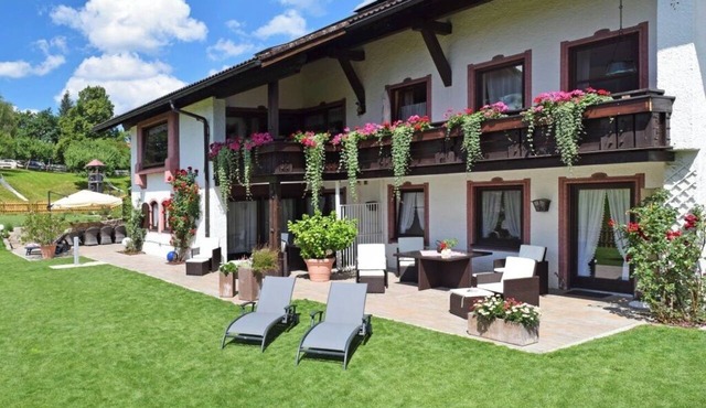 Your relaxing getaway with panoramic views, garden, pool, and sauna!
