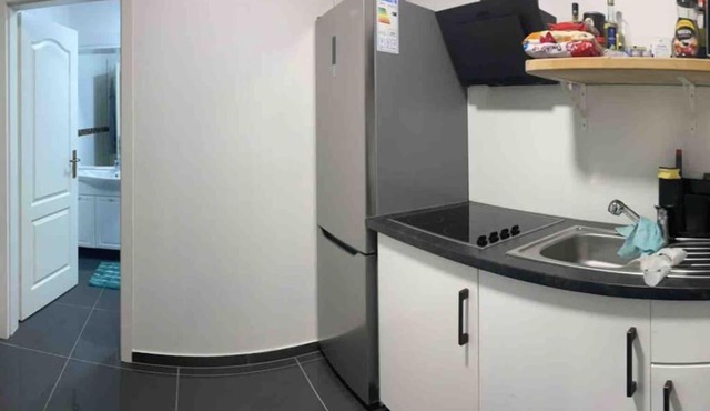 Zimmer 2 mit zwei Einzelbetten, gemeinsame Küche und Bad,waschen möglich