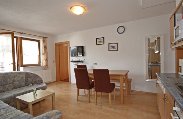 2 bedroom Apartment, sleeps 6 in Ried im Oberinntal with WiFi