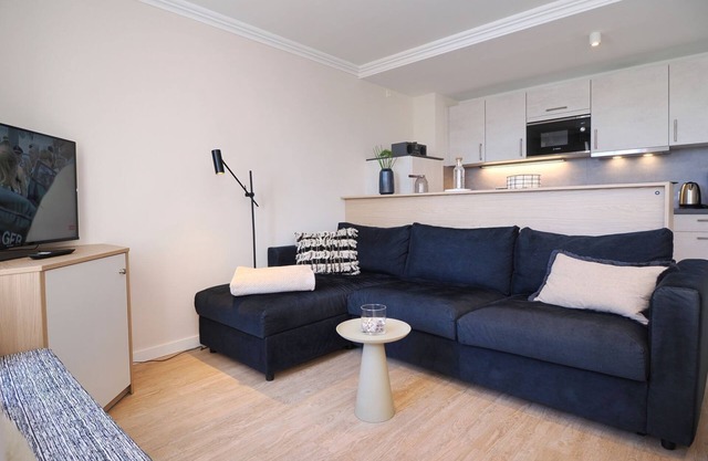 3-room apartment in prime beach location with two balconies and lake view
