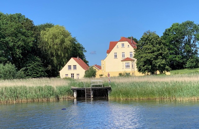 Apartment 1 in Gut Grubnow directly on the water on Rügen
