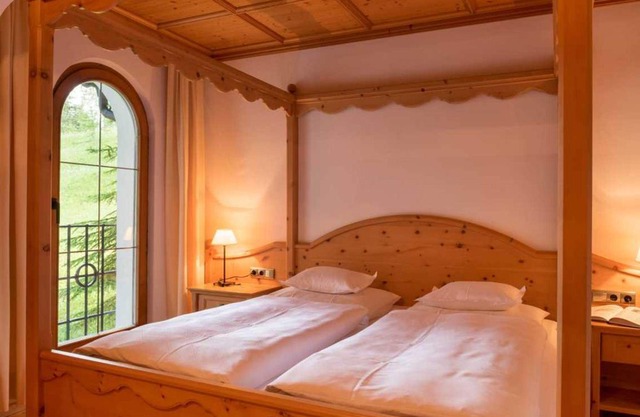 Apartment with four-poster bed I - Hotel Lärchenhof nature