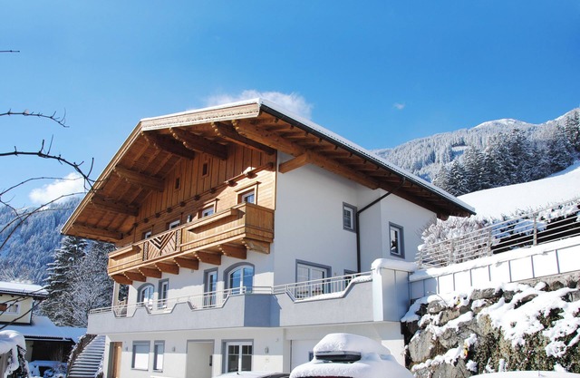 "App 2-4 Persons" in the Apartment House Alpenjuwel near several Ski Resorts