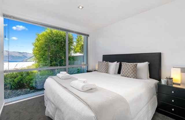 Ataahua - Luxury home with spa pool - 3km to town