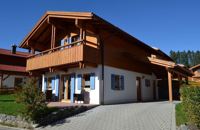 Comfortable vacation home with fireplace, balcony and garden near Lechbruck am See