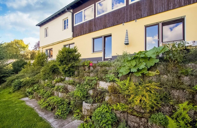 Cosy apartment with terrace and garden access in a quiet wooded area