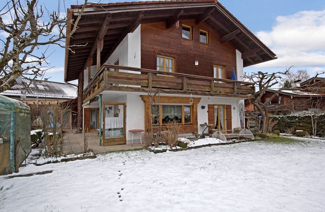 Cosy Holiday Apartment with Balcony, Mountain View & Wi-Fi; Parking Available, Pets Allowed