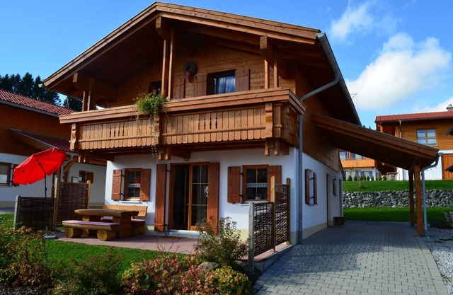 Detached vacation home with fireplace, balcony and garden in the Via Claudia vacation village