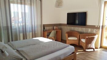 Gemütliche 50qm Ferienwohnung mit Balkon, kostenfreies Parken und WLAN, Frühstücksbuffet, voll ausgestattete Küche