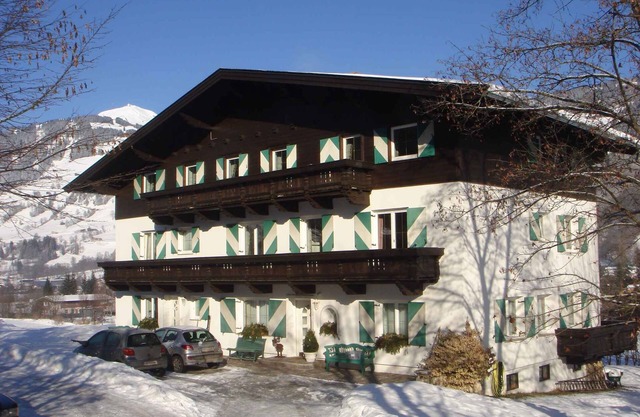 Holiday apartment with WiFi and balcony