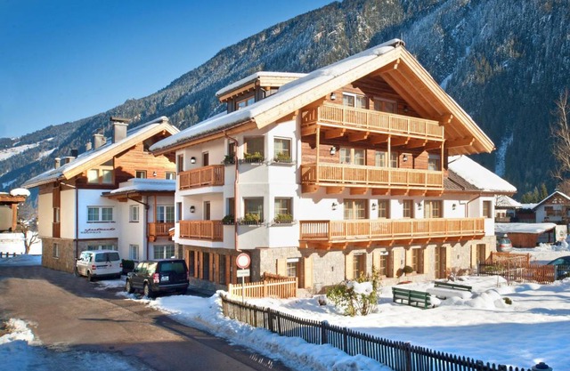 Hotel ∙ Hotel Apartments Neuhaus - INCL. LIFT PASS Apartment, sleeps 5 (approx. 66 m², max. 4 adults 1 child), BB