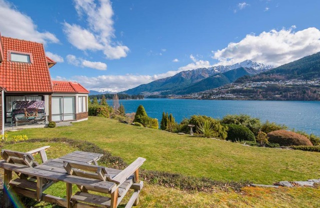 Lakefront Cottage - Queenstown Holiday Unit