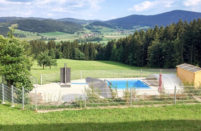 Nice apartment for 4 people with hot tub, WIFI, pool, TV, balcony, pets allowed and parking
