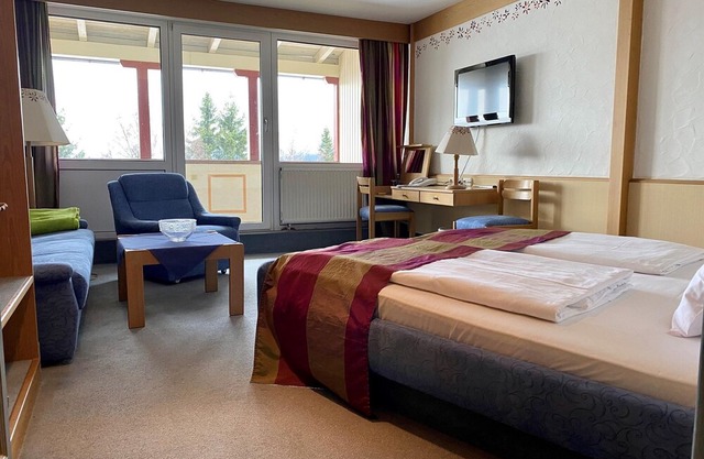 Suite, shower, toilet, balcony - Hotel Schönblick