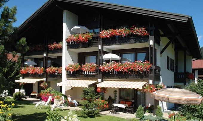 Reit im Winkl Apartment | (1) Three-room vacation apartment 65 sqm, bathroom/WC, extra bedroom, kitchen, terrace