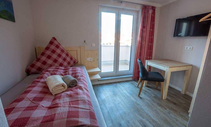 Burgberg Hotel | 15 m² Hotel ∙ 1 guest