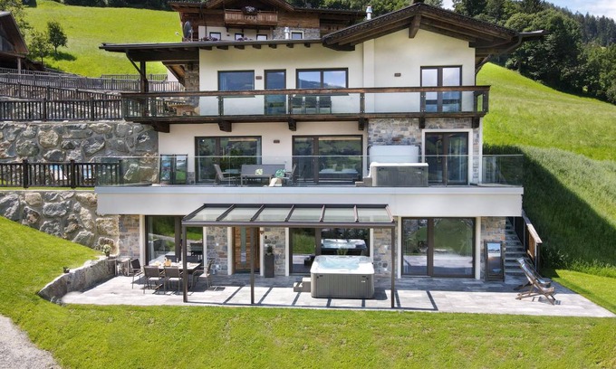 Emberg House | 310 m² House ∙ 6 bedrooms ∙ 22 guests
