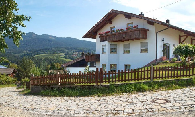 Schwarzenbach Apartment | 80 m² Apartment ∙ 3 bedrooms ∙ 6 guests
