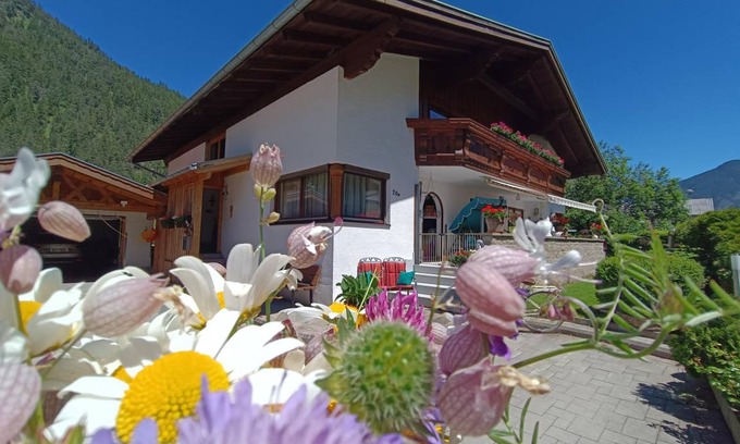 Bach Apartment | 90 m² Apartment ∙ 2 bedrooms ∙ 6 guests