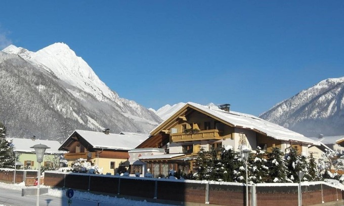 Matrei in Osttirol Apartment | Apartment with balcony and garden terrace