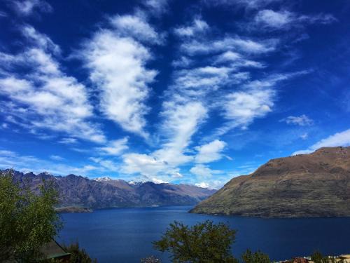 Fernhill House | Awesomely Lakeview Queenstown Home