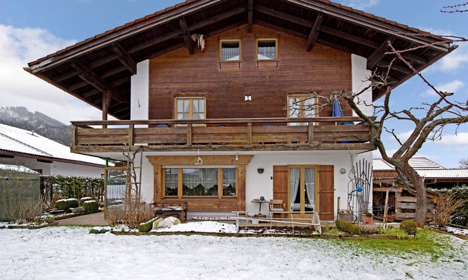 Gschwall Apartment | Cosy Holiday Apartment "Holzner Klein" with Balcony, Mountain View & Wi-Fi