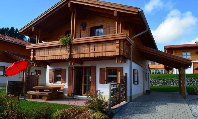 Lechbruck House | Detached vacation home with fireplace, balcony and garden in the Via Claudia vacation village