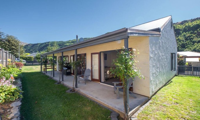 Arrowtown House | Eureka Cottage - Arrowtown Holiday Home