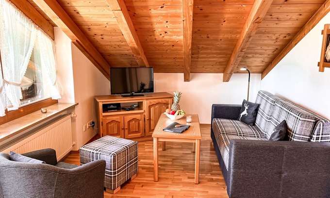 Unterwoessen Apartment | Familien Dachstudio (Ferienwohnung ca. 46 m², max. 4 Personen, 2 Schlafzimmer, Wohnküche, Balkon, WLAN, TV)