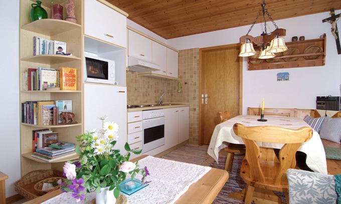 Breitbrunn a. Chiemsee Apartment | Ferienwohnung 1 für 1-2 Personen, 50 qm, 1 Schlafzimmer, 1 Wohnküche und Südterrasse