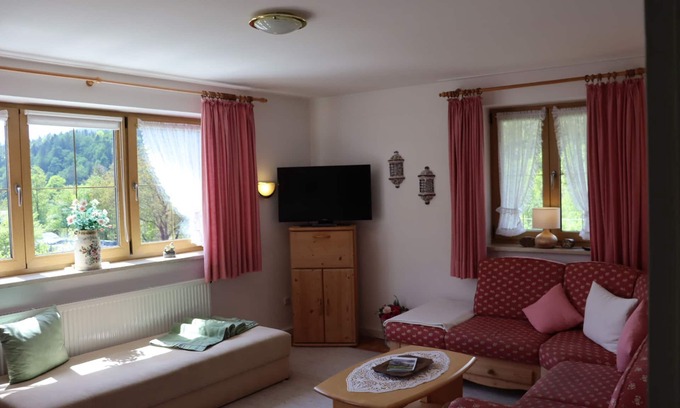 Bischofswiesen Apartment | Ferienwohnung 2-4 Personen, ca. 65 qm, 1 Schlafzimmer, Wohnzimmer, Küche mit Essecke, Balkon