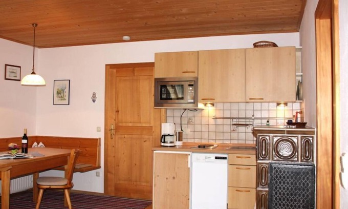 Frasdorf Apartment | Ferienwohnung bis 4 Personen, Bauernhof, 50 qm, Balkon, 2 Schlafzimmer, Wohnküche, SAT-TV= Edelweißzimmer