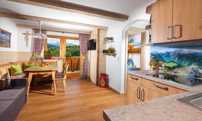Ramsau bei Berchtesgaden Apartment | Ferienwohnung Panoramablick, 1-4 Personen, 45 qm, Dusche/WC, West-Ost-Balkon, SAT TV , W-LAN, 2 Schlafzimmer