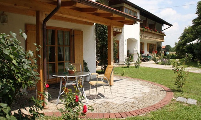 Grassau Apartment | Fewo Flieder 50 qm f. 1-2 Pers., Wohn-Schlafraum getrennt, Kochnische, eigene Sonnenterrasse.