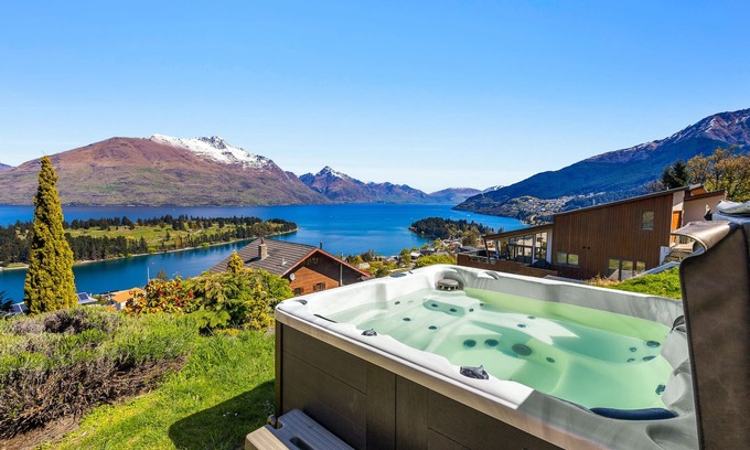 Queenstown House | LAKEVIEWS FROM SPA - PANORAMIC VIEWS, CLOSE TO TOWN, 3X ENSUITES, SKI-FIELDS