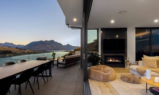 Frankton House | Luxury Villa | BBQ | Hot Tub | Free Parking | AC