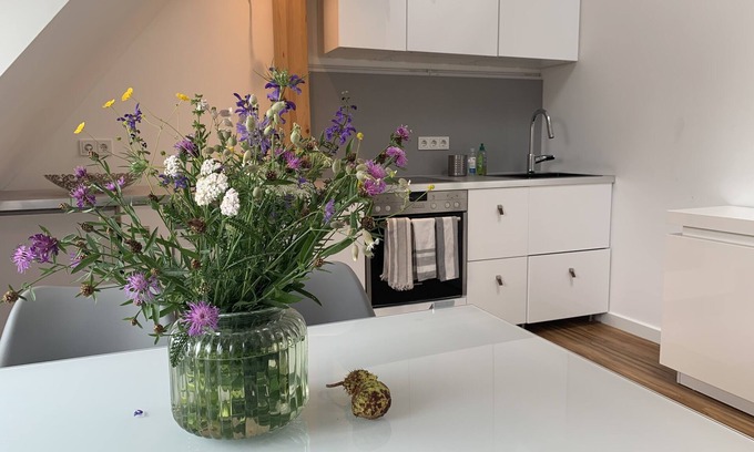 Munchen District House | Modern Apt sleeps 5, direct train to Oktberfest!