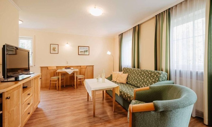 Bad Fuessing Apartment | Modernes App. (44m2), Wohn-/Schlafbereich getrennt