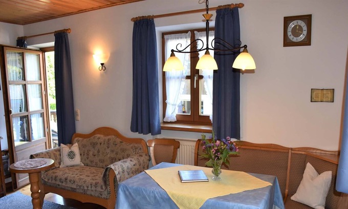 Bad Endorf Apartment | Nr. 2 Ferienwohnung 32 qm Obergeschoss, Wohnraum mit Essecke, Sep. Schlafzimmer