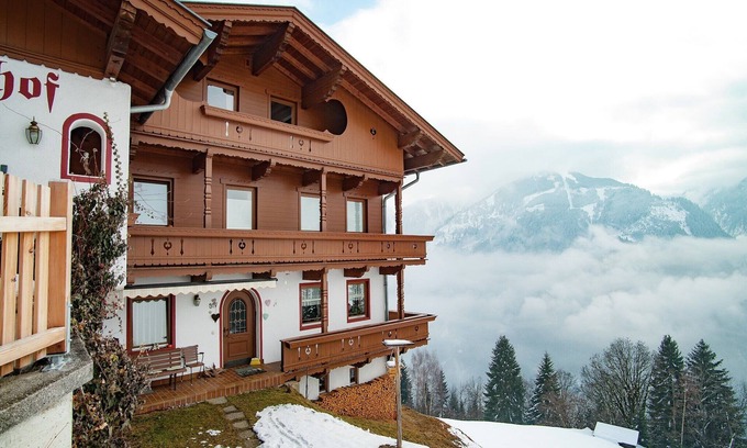 Finkenberg Apartment | Quaint Apartment in Finkenberg near Ski Lift